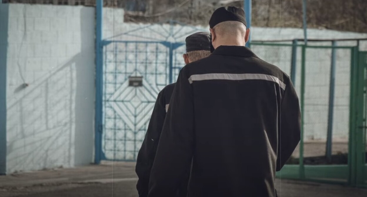 Осужденные в колонии. Стопкадр из видео https://www.youtube.com/watch?v=O4R4RBy3Ukc Осужденные в колонии. Стопкадр из видео https://www.youtube.com/watch?v=O4R4RBy3Ukc