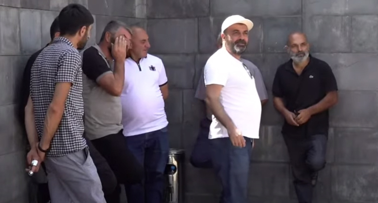 Родители солдат, погибших в карабахской войне 2020 года, на акции протеста у здания Минобороны Армении. Кадр видео NEWS AM https://www.youtube.com/watch?v=bf2176tlM7c Родители солдат, погибших в карабахской войне 2020 года, на акции протеста у здания Минобороны Армении. Кадр видео NEWS AM https://www.youtube.com/watch?v=bf2176tlM7c