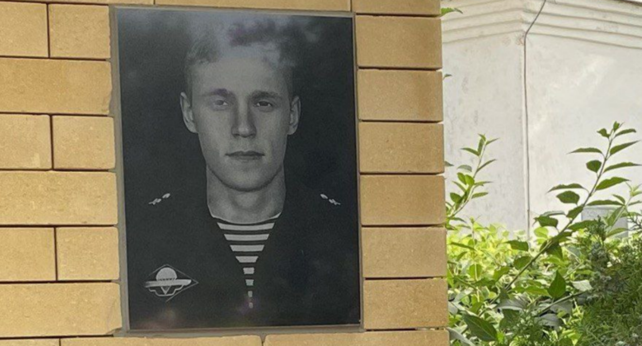 Мемориальная доска в память об Александре Чевелеве. Скриншот фотографии из Telegram-канала главы Красногвардейского округа от 12.08.22,https://t.me/ishkovka/1975?single Мемориальная доска в память об Александре Чевелеве. Скриншот фотографии из Telegram-канала главы Красногвардейского округа от 12.08.22,https://t.me/ishkovka/1975?single