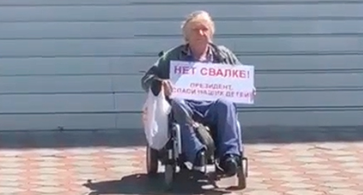 Инвалид первой группы Юрий Трубачев вышел на пикет против свалки в станице Полтавской. Кадр видео "Главное в Сочи" https://vk.com/wall-209413558_13701?z=video-209413558_456239954%2F53a059ae2daf853694%2Fpl_post_-209413558_13701 Инвалид первой группы Юрий Трубачев вышел на пикет против свалки в станице Полтавской. Кадр видео "Главное в Сочи" https://vk.com/wall-209413558_13701?z=video-209413558_456239954%2F53a059ae2daf853694%2Fpl_post_-209413558_13701