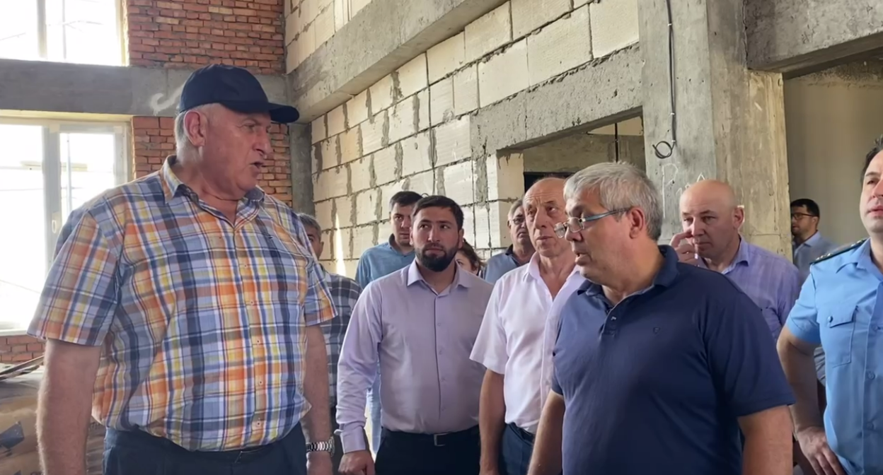 Абдулмуслим Абдулмуслимов в строящейся школе в селе Львовский №1. Стоп-кадр видео, опубликованного в Telegram-канале администрации правительства Дагестана 13.08.22, https://t.me/pravitelstvord/4535 Абдулмуслим Абдулмуслимов в строящейся школе в селе Львовский №1. Стоп-кадр видео, опубликованного в Telegram-канале администрации правительства Дагестана 13.08.22, https://t.me/pravitelstvord/4535