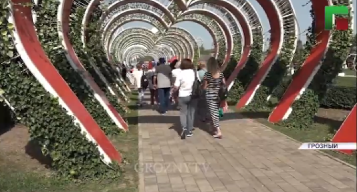 Аллея цветов в Грозном. Стоп-кадр видео ГТРК "Грозный". https://www.instagram.com/p/ChOw79hDHL5/ Аллея цветов в Грозном. Стоп-кадр видео ГТРК "Грозный". https://www.instagram.com/p/ChOw79hDHL5/