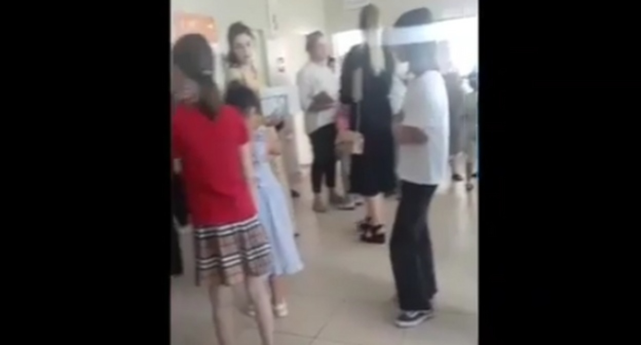 Очередь к врачу в Тереке. Кадр видео из Instagram*-паблика "Голос КБР" https://www.instagram.com/goloskbr/ Очередь к врачу в Тереке. Кадр видео из Instagram*-паблика "Голос КБР" https://www.instagram.com/goloskbr/