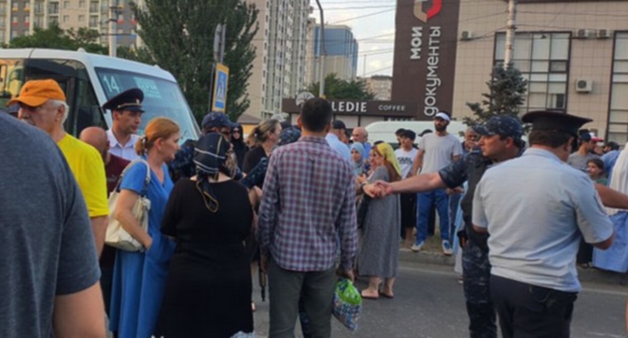 Участники акции протеста против отключений света в Редукторном посёлке Махачкалы, 18 июля 2022 г. Фото Расула Магомедова для "Кавказского узла" Участники акции протеста против отключений света в Редукторном посёлке Махачкалы, 18 июля 2022 г. Фото Расула Магомедова для "Кавказского узла"