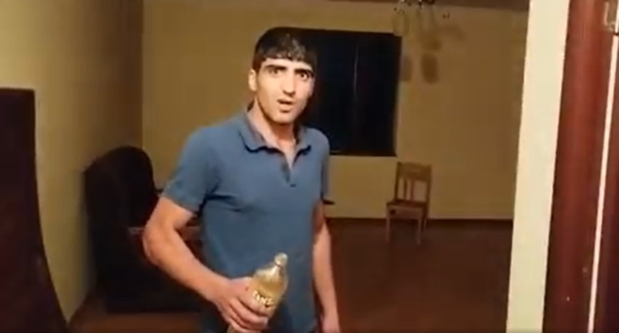 Житель Ахавно поджигает свой дом. стоп-кадр видео https://www.facebook.com/lyudkap/videos/806580027363023/ Житель Ахавно поджигает свой дом. стоп-кадр видео https://www.facebook.com/lyudkap/videos/806580027363023/