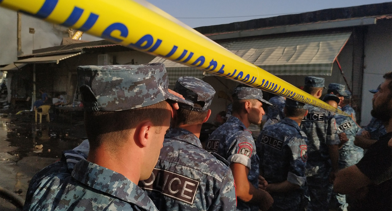 Разбор завалов торгового центра "Сурмалу" в Ереване после взрыва, 14 августа 2022 года. Фото Армине Мартиросян для "Кавказского узла" Разбор завалов торгового центра "Сурмалу" в Ереване после взрыва, 14 августа 2022 года. Фото Армине Мартиросян для "Кавказского узла"