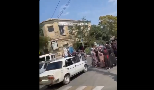 Акция в Хасавюрте. Стоп-кадр видео в паблике "Голос Дагестана" в соцсети "ВКонтакте". https://vk.com/wall-74219800_1496395?reply=1502491&thread=1496597&z=video-74219800_456254805%2Fa919ef34e0a4e8d647%2Fpl_post_-74219800_1496395 Акция в Хасавюрте. Стоп-кадр видео в паблике "Голос Дагестана" в соцсети "ВКонтакте". https://vk.com/wall-74219800_1496395?reply=1502491&thread=1496597&z=video-74219800_456254805%2Fa919ef34e0a4e8d647%2Fpl_post_-74219800_1496395