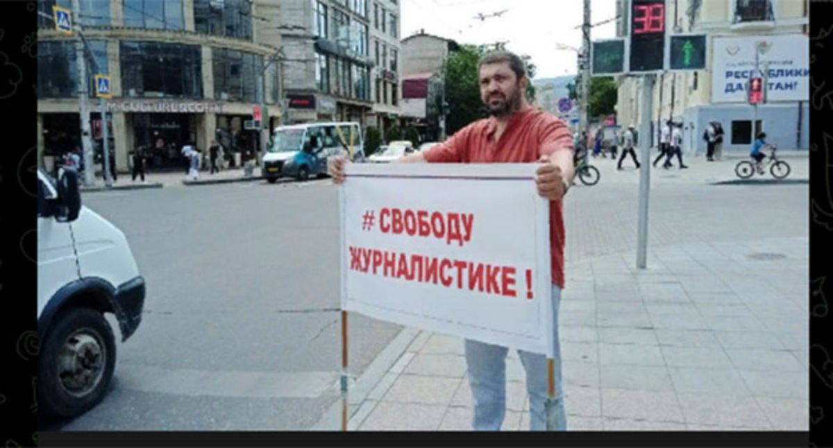 Магди Камалов в одиночном пикете. Махачкала, 25 июля 2022 г. Скриншот https://t.me/chernovik/34374 Магди Камалов в одиночном пикете. Махачкала, 25 июля 2022 г. Скриншот https://t.me/chernovik/34374