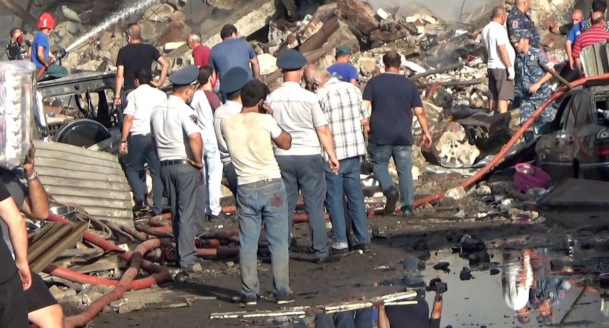 Разбор завалов торгового центра "Сурмалу" в Ереване после взрыва, 14 августа 2022 года. Фото Армине Мартиросян для "Кавказского узла" Разбор завалов торгового центра "Сурмалу" в Ереване после взрыва, 14 августа 2022 года. Фото Армине Мартиросян для "Кавказского узла"