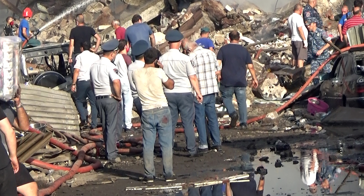 Разбор завалов торгового центра "Сурмалу" в Ереване после взрыва, 14 августа 2022 года. Фото Армине Мартиросян для "Кавказского узла" Разбор завалов торгового центра "Сурмалу" в Ереване после взрыва, 14 августа 2022 года. Фото Армине Мартиросян для "Кавказского узла"