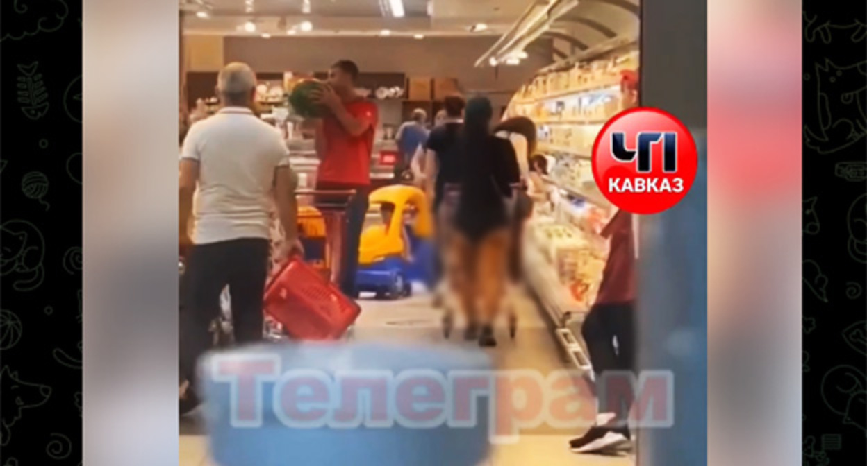 Девушка (на снимке справа), которая в крайне коротких шортах пришла за продуктами во Владикавказе. Скриншот видео https://t.me/chp_kavkaz/9440 Девушка (на снимке справа), которая в крайне коротких шортах пришла за продуктами во Владикавказе. Скриншот видео https://t.me/chp_kavkaz/9440