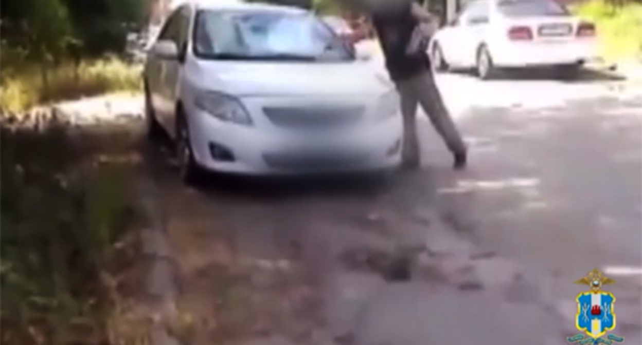 Мужчина поджигает автомобиль с буквой Z. Скриншот видео https://lenta.ru/news/2022/08/18/rostovvv/ Мужчина поджигает автомобиль с буквой Z. Скриншот видео https://lenta.ru/news/2022/08/18/rostovvv/