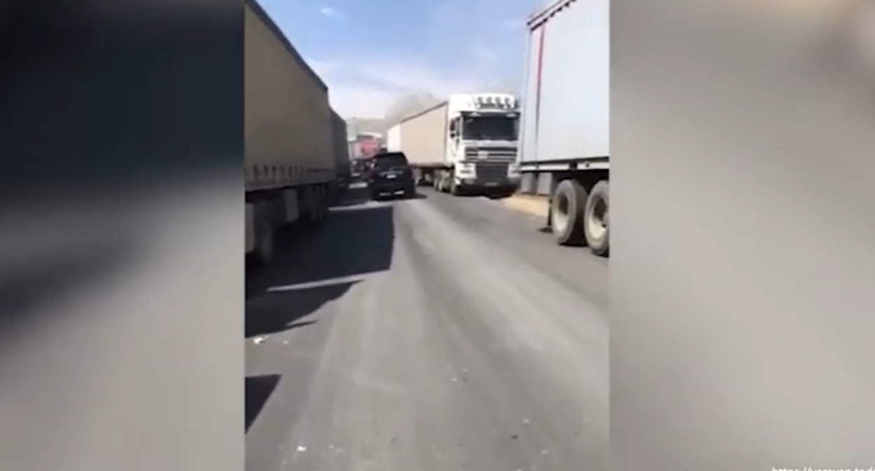 Акция протеста водителей большегрузов. Стоп-кадр видео, опубликованного на сайте Yerevan.Today 22.08.22, https://ru.yerevan.today/87262 Акция протеста водителей большегрузов. Стоп-кадр видео, опубликованного на сайте Yerevan.Today 22.08.22, https://ru.yerevan.today/87262