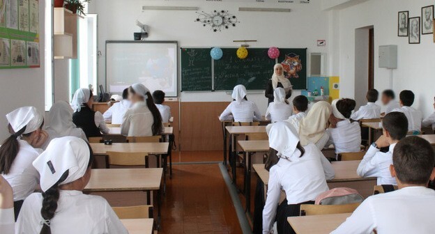 Урок в чеченской школе. Фото: https://onf.ru/2018/09/04/v-shkolah-chechni-po-iniciative-narodnogo-fronta-proshla-akciya-urok-rossii/
© onf.ru