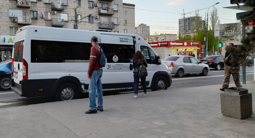 В ожидании маршрутки в Волжском. Фото корреспондента "Кавказского узла" В ожидании маршрутки в Волжском. Фото корреспондента "Кавказского узла"