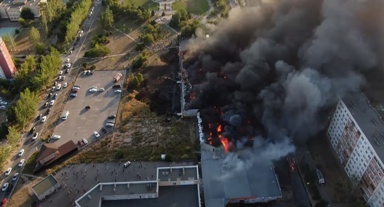 Пожар на рынке в Волжском 28 августа 2022 года. Стопкадр из видео https://www.youtube.com/watch?v=D1T6QsbRiXg Пожар на рынке в Волжском 28 августа 2022 года. Стопкадр из видео https://www.youtube.com/watch?v=D1T6QsbRiXg