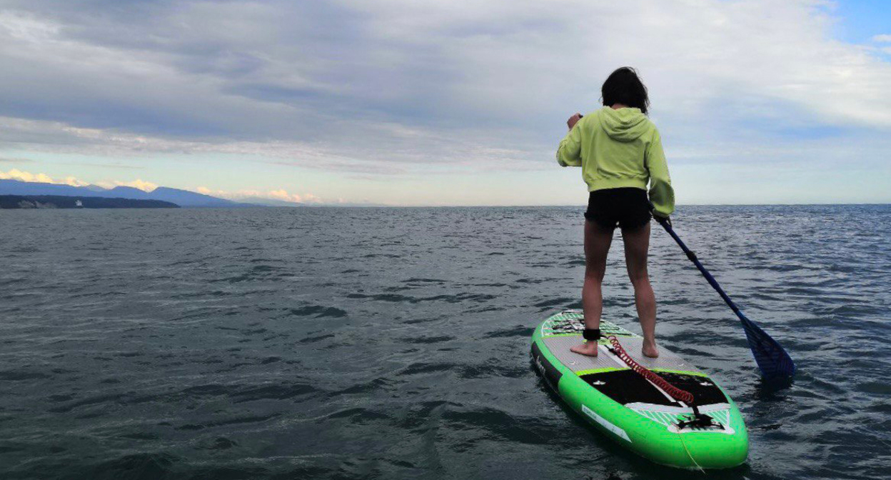 Девушка на сапе в прибрежных водах Абхазии. Фото https://pitsunda.namastesurf.ru/ Девушка на сапе в прибрежных водах Абхазии. Фото https://pitsunda.namastesurf.ru/