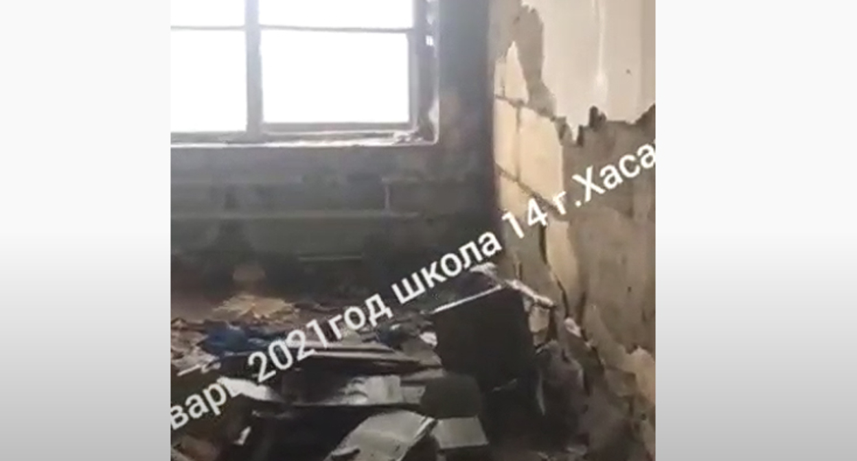 Аварийное здание школы поселка Заречка в Хасавюрте. Кадр видео
СПОРТ ЛИГА https://www.youtube.com/watch?v=XtSaS5XyLzk Аварийное здание школы поселка Заречка в Хасавюрте. Кадр видео
СПОРТ ЛИГА https://www.youtube.com/watch?v=XtSaS5XyLzk