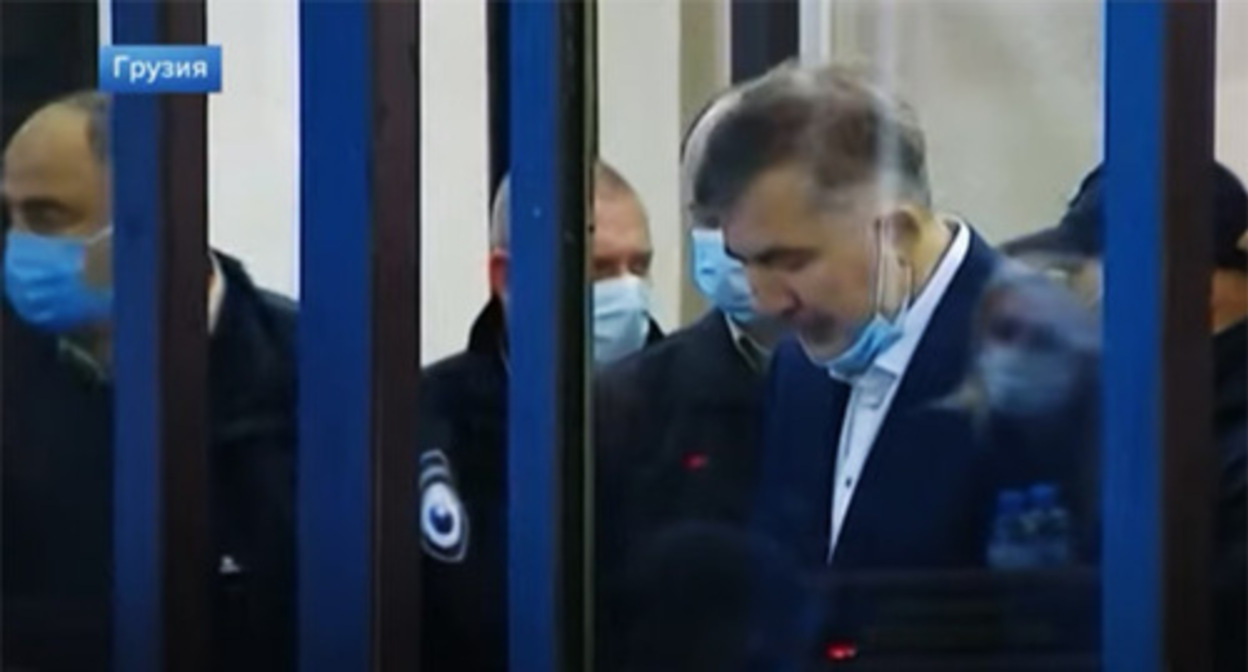 Михаил Саакашвили (справа) в зале суда. Скриншот видео "Новости на Первом канале" https://www.youtube.com/watch?v=jtb5QF28d6Q Михаил Саакашвили (справа) в зале суда. Скриншот видео "Новости на Первом канале" https://www.youtube.com/watch?v=jtb5QF28d6Q
