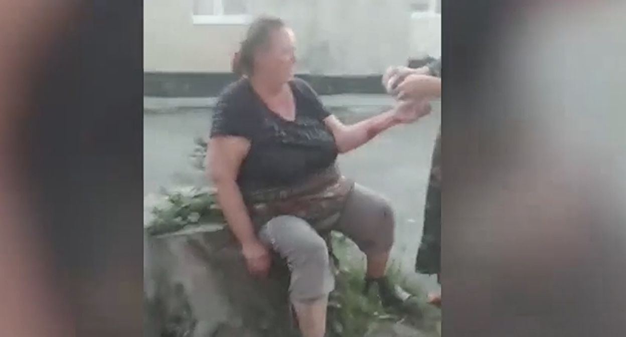 Пострадавшая при обрушении балкона. Кадр видео НТВ https://www.ntv.ru/novosti/2712541/ Пострадавшая при обрушении балкона. Кадр видео НТВ https://www.ntv.ru/novosti/2712541/