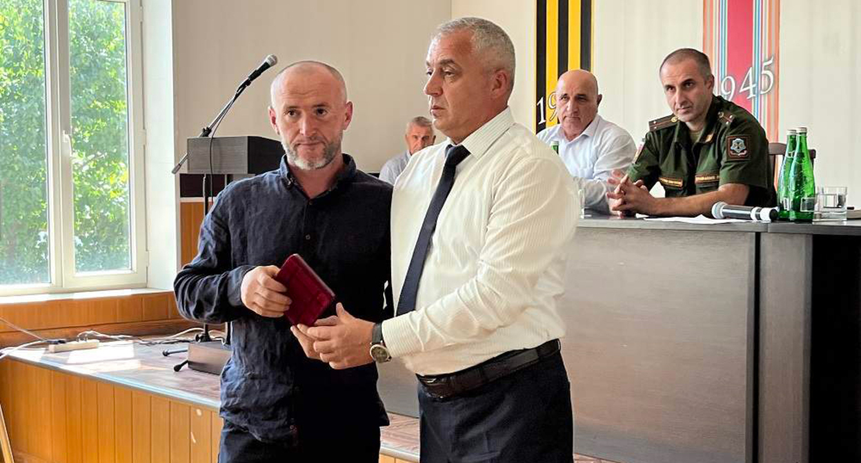 Вручение ордена Мужества родным Шамиля Османова. Фото https://mirmol.ru/novosti/zhitelja-gergebilskogo-rajona-shamilja-osmanova-nagradili-ordenom-muzhestva-posmertno/ Вручение ордена Мужества родным Шамиля Османова. Фото https://mirmol.ru/novosti/zhitelja-gergebilskogo-rajona-shamilja-osmanova-nagradili-ordenom-muzhestva-posmertno/