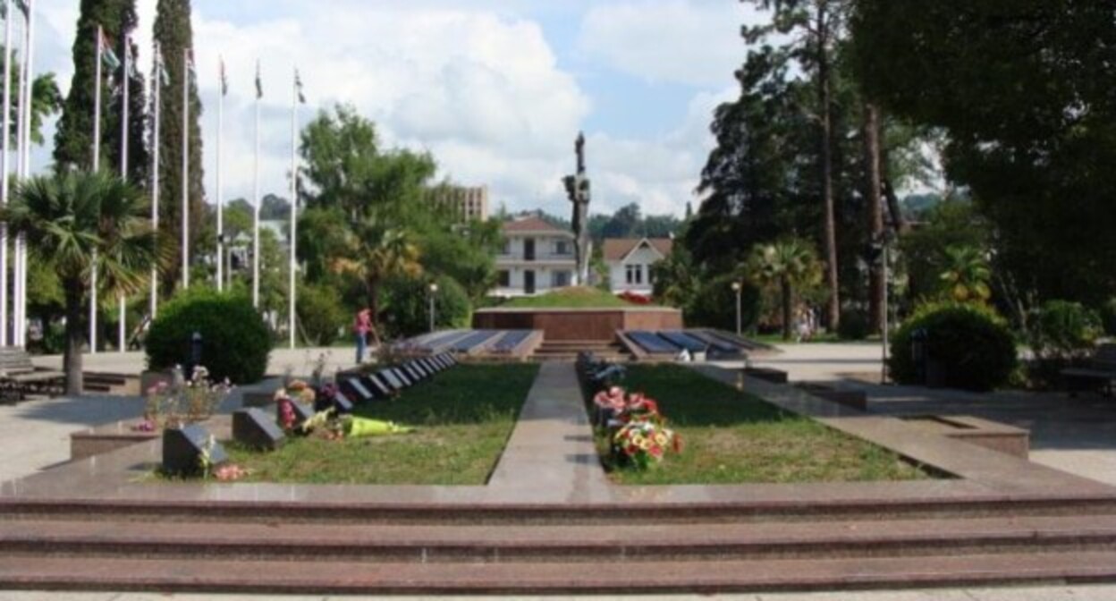 Воинское захоронение в Сухуме. Фото: https://wikimapia.org/22268301/ru/Воинские-захоронения Воинское захоронение в Сухуме. Фото: https://wikimapia.org/22268301/ru/Воинские-захоронения