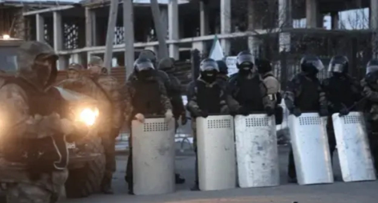 Силовики в Магасе. Кадр из трейлера фильма "Доазув" (Граница). Кадр видео www.youtube.com/watch?v=XUVjOvRGS_ Силовики в Магасе. Кадр из трейлера фильма "Доазув" (Граница). Кадр видео www.youtube.com/watch?v=XUVjOvRGS_