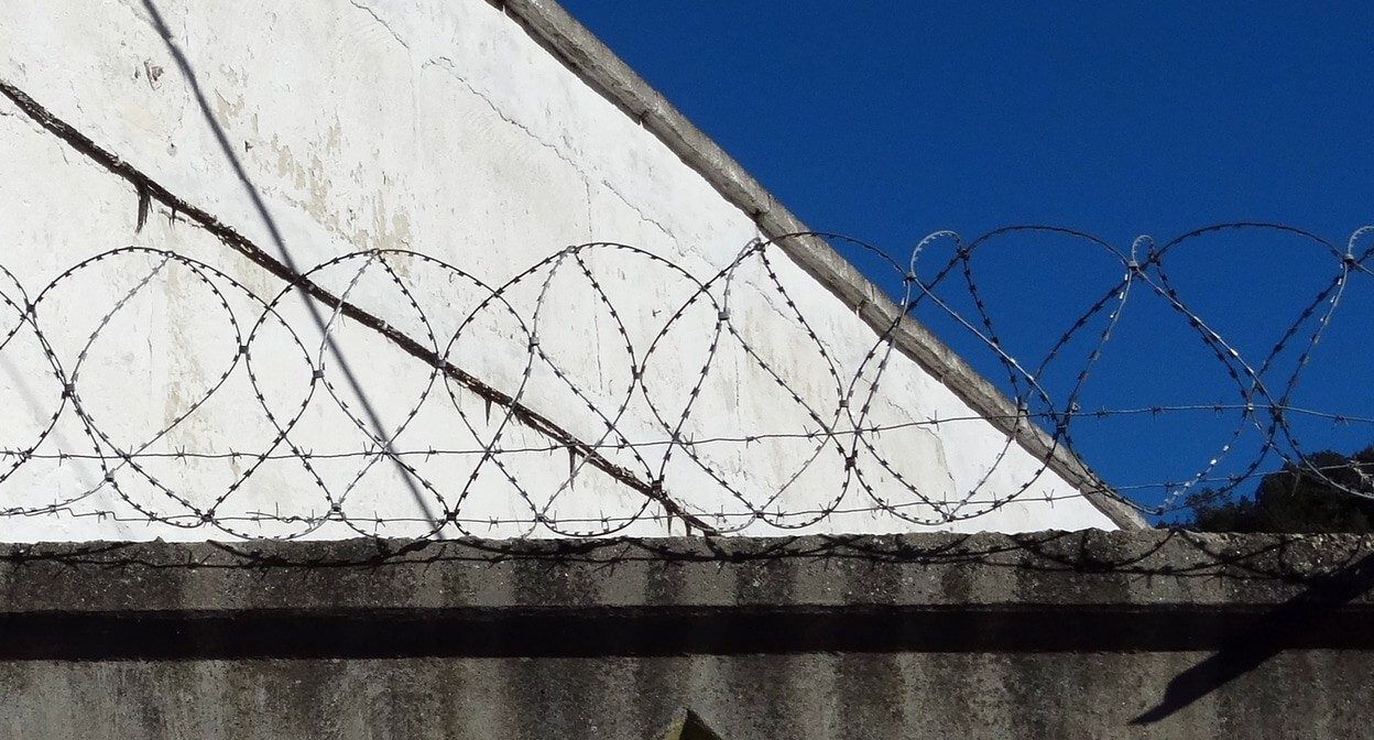 Ограждение режимного объекта. Фото Нины Тумановой для "Кавказского узла" Ограждение режимного объекта. Фото Нины Тумановой для "Кавказского узла"