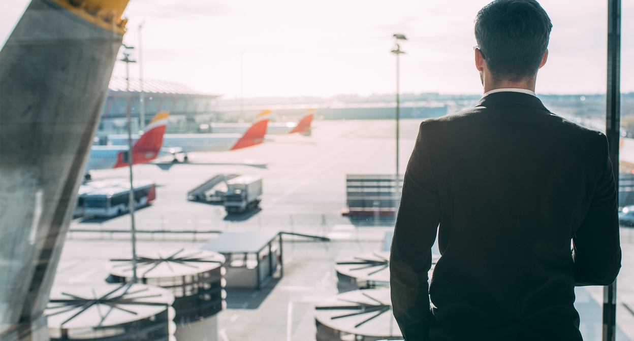В аэропорту. Фото <a href="https://ru.freepik.com/free-photo/back-of-a-young-business-man-standing-with-the-suitcase-at-the-airport-waiting-for-the-flight-xa_28576574.htm#page=3&query=%D1%81%D0%B0%D0%BC%D0%BE%D0%BB%D0%B5%D1%82&position=32&from_view=search">Изображение от HelloDavidPradoPerucha</a> на Freepik В аэропорту. Фото <a href="https://ru.freepik.com/free-photo/back-of-a-young-business-man-standing-with-the-suitcase-at-the-airport-waiting-for-the-flight-xa_28576574.htm#page=3&query=%D1%81%D0%B0%D0%BC%D0%BE%D0%BB%D0%B5%D1%82&position=32&from_view=search">Изображение от HelloDavidPradoPerucha</a> на Freepik