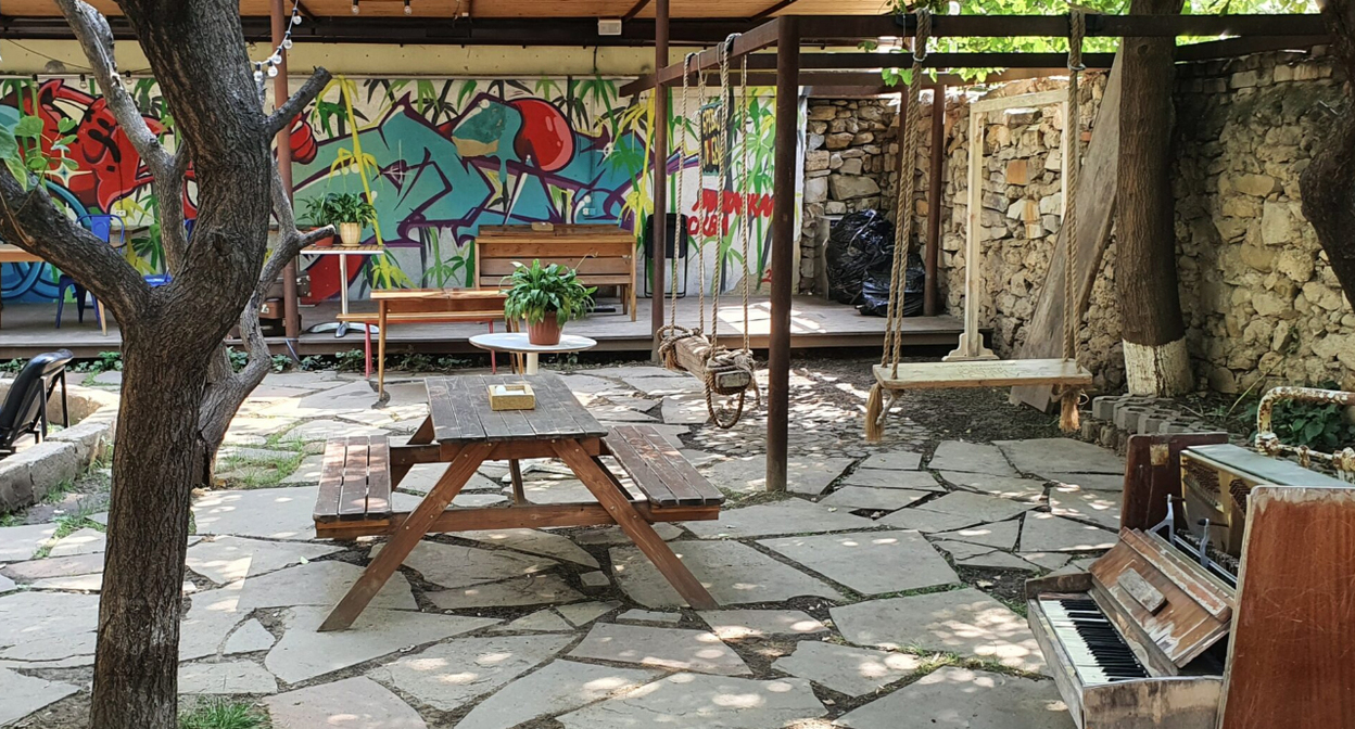 Двор махачкалинского кафе "Дом.15". Фото пресс-службы кафе Двор махачкалинского кафе "Дом.15". Фото пресс-службы кафе