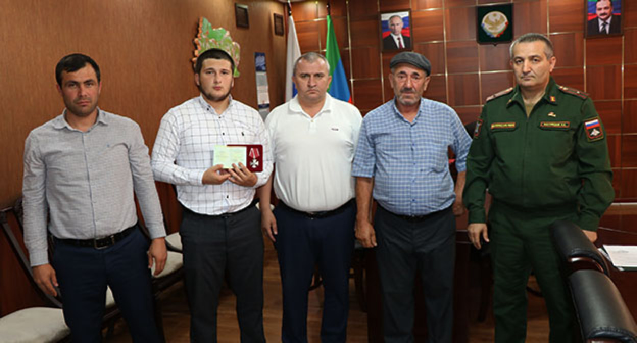 Родным погибшего на Украине Расула Идрисова передан орден Мужества. Фото https://riadagestan.ru/upload/iblock/e4a/e4a71cbbff41100ade5259670a518907.JPG Родным погибшего на Украине Расула Идрисова передан орден Мужества. Фото https://riadagestan.ru/upload/iblock/e4a/e4a71cbbff41100ade5259670a518907.JPG