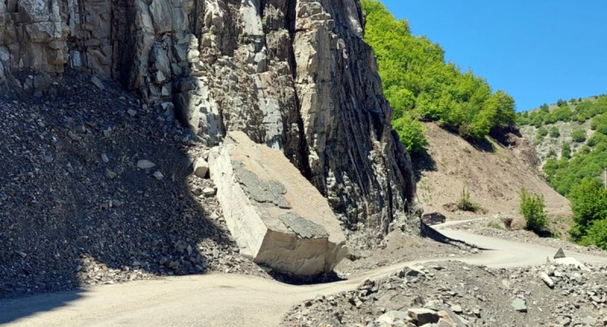 В Дашкесанском районе произошел горный обвал. Фото https://apa.az/ru/proisshestvie/v-daskesanskom-raione-proizosel-gornyi-obval-vedushhaya-v-3-sela-doroga-perekryta-492302
В Дашкесанском районе произошел горный обвал. Фото https://apa.az/ru/proisshestvie/v-daskesanskom-raione-proizosel-gornyi-obval-vedushhaya-v-3-sela-doroga-perekryta-492302