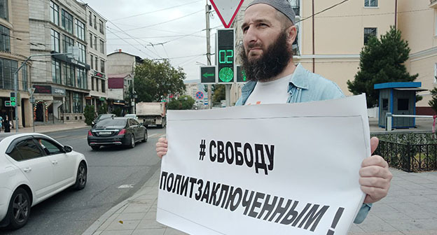 Идрис Юсупов во время одиночного пикета. Махачкала, 5 сентября 2022 года. Фото: https://t.me/chernovic Идрис Юсупов во время одиночного пикета. Махачкала, 5 сентября 2022 года. Фото: https://t.me/chernovic