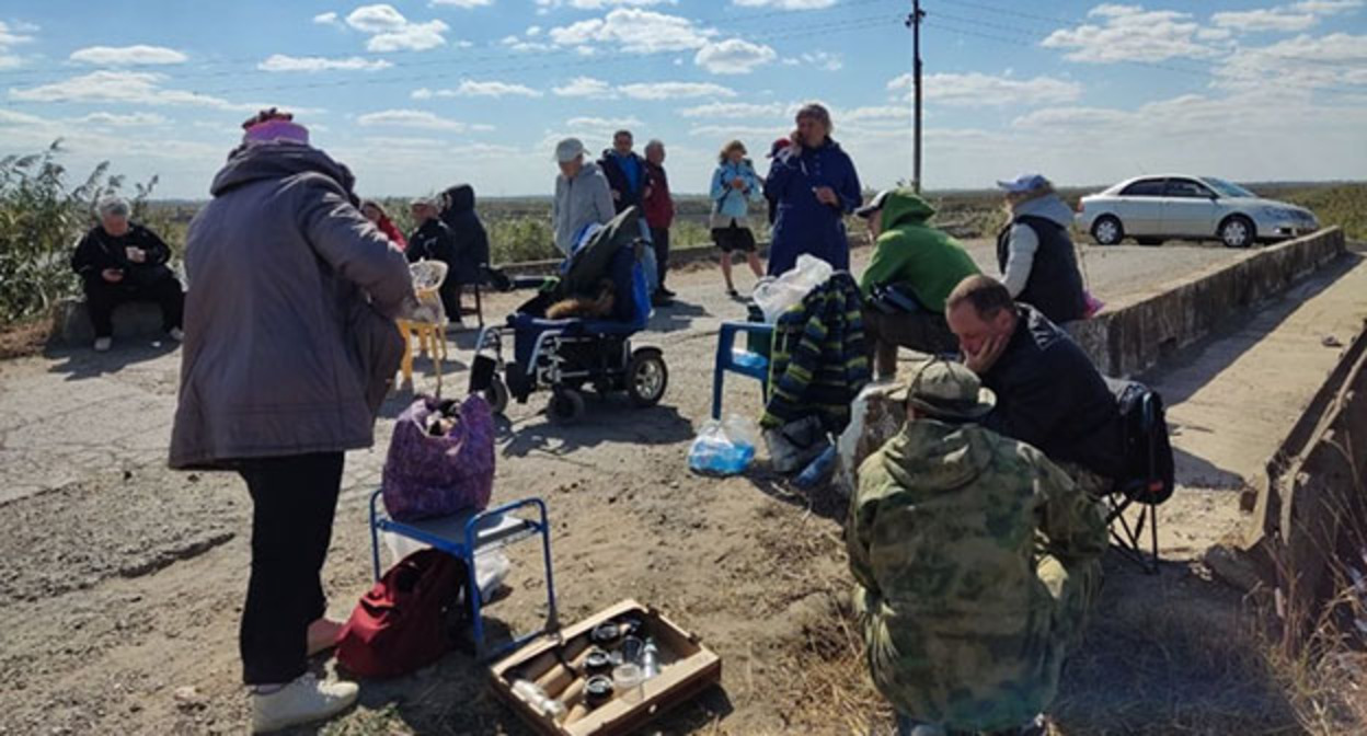 Жители станицы Полтавской Краснодарского края перекрыли дорогу к свалке. 5 сентября 2022 года. Фото: https://24krasnodar.ru/ Жители станицы Полтавской Краснодарского края перекрыли дорогу к свалке. 5 сентября 2022 года. Фото: https://24krasnodar.ru/