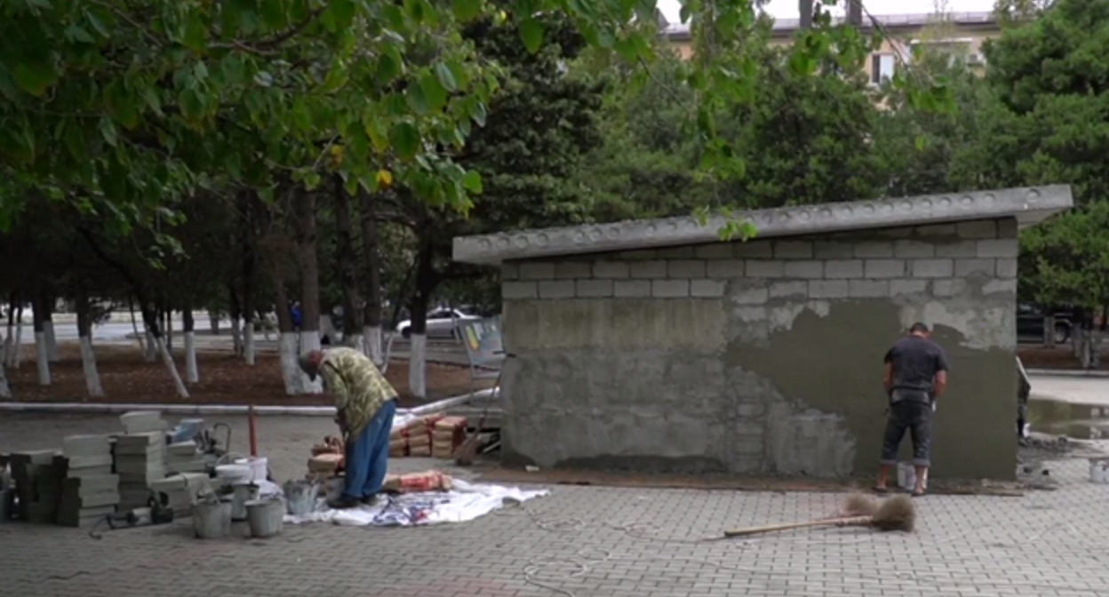Строительство постамента для БТР в каспийском сквере. Кадр видео, опубликованного пресс-службой администрации Каспийска https://t.me/admkasp/2488 Строительство постамента для БТР в каспийском сквере. Кадр видео, опубликованного пресс-службой администрации Каспийска https://t.me/admkasp/2488