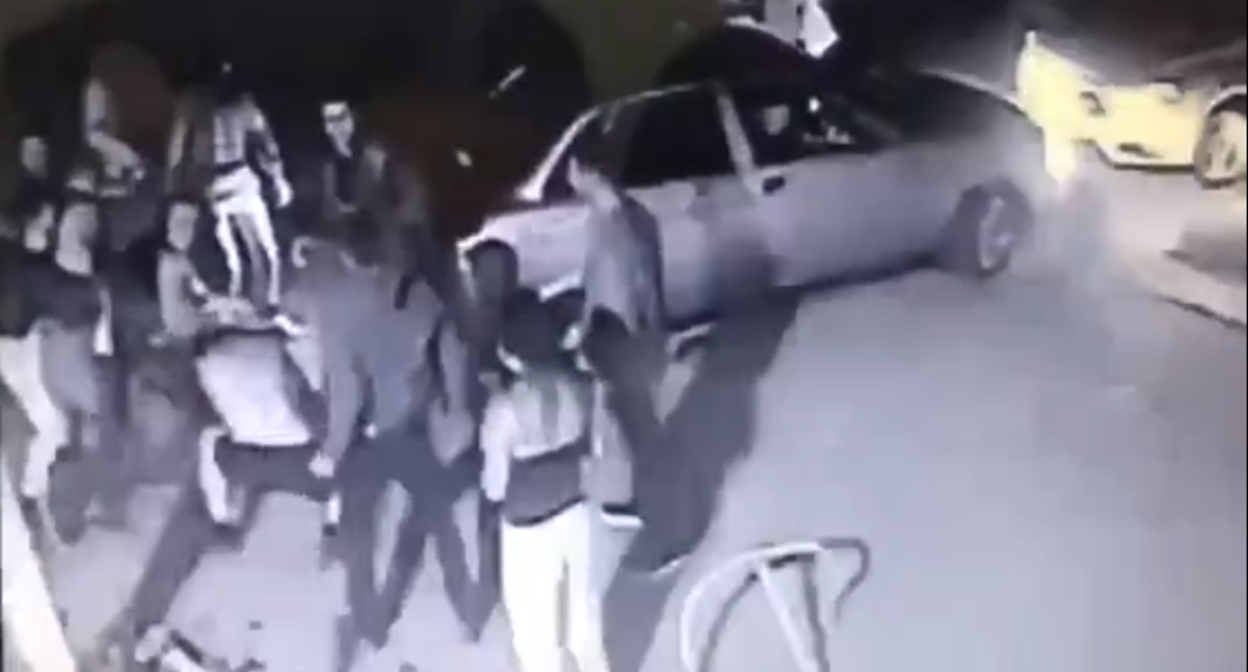 Стоп-кадр видео драки в Саратовской области. Паблик "Черные новости " в соцсети "ВКонтакте". https://vk.com/chernie_novosti?z=video-88393165_456247780%2F6dd7fb9a78bd99638f%2Fpl_wall_-88393165 Стоп-кадр видео драки в Саратовской области. Паблик "Черные новости " в соцсети "ВКонтакте". https://vk.com/chernie_novosti?z=video-88393165_456247780%2F6dd7fb9a78bd99638f%2Fpl_wall_-88393165