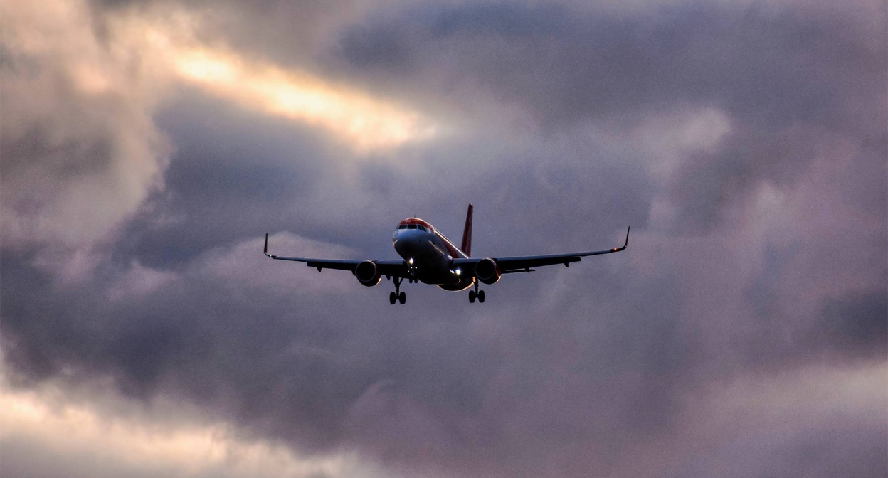 Самолёт в небе. Фото https://ru.freepik.com/free-photo/low-angle-shot-of-an-airplane-descending-from-a-clouded-sky_11890903.htm#page=2&query=аэропорт&position=2&from_view=search Самолёт в небе. Фото https://ru.freepik.com/free-photo/low-angle-shot-of-an-airplane-descending-from-a-clouded-sky_11890903.htm#page=2&query=аэропорт&position=2&from_view=search