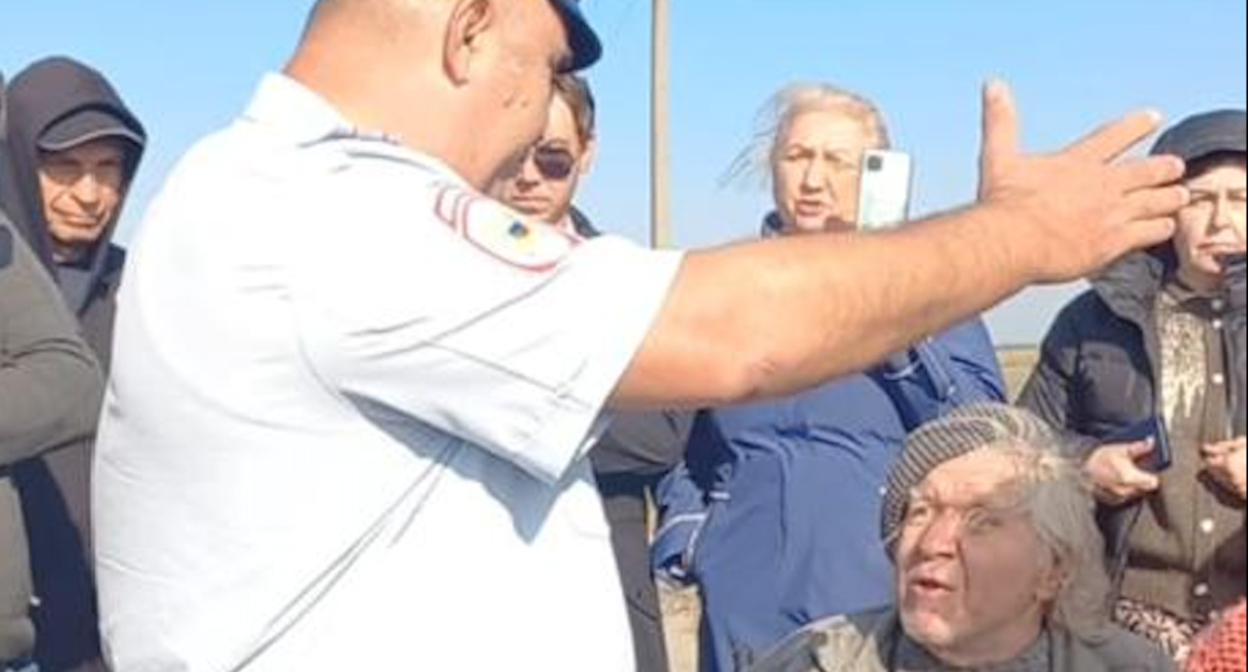 Противники свалки в Полтавской беседуют с полицейским. Фото: тг-канал "Полтавская против свалки" Противники свалки в Полтавской беседуют с полицейским. Фото: тг-канал "Полтавская против свалки"