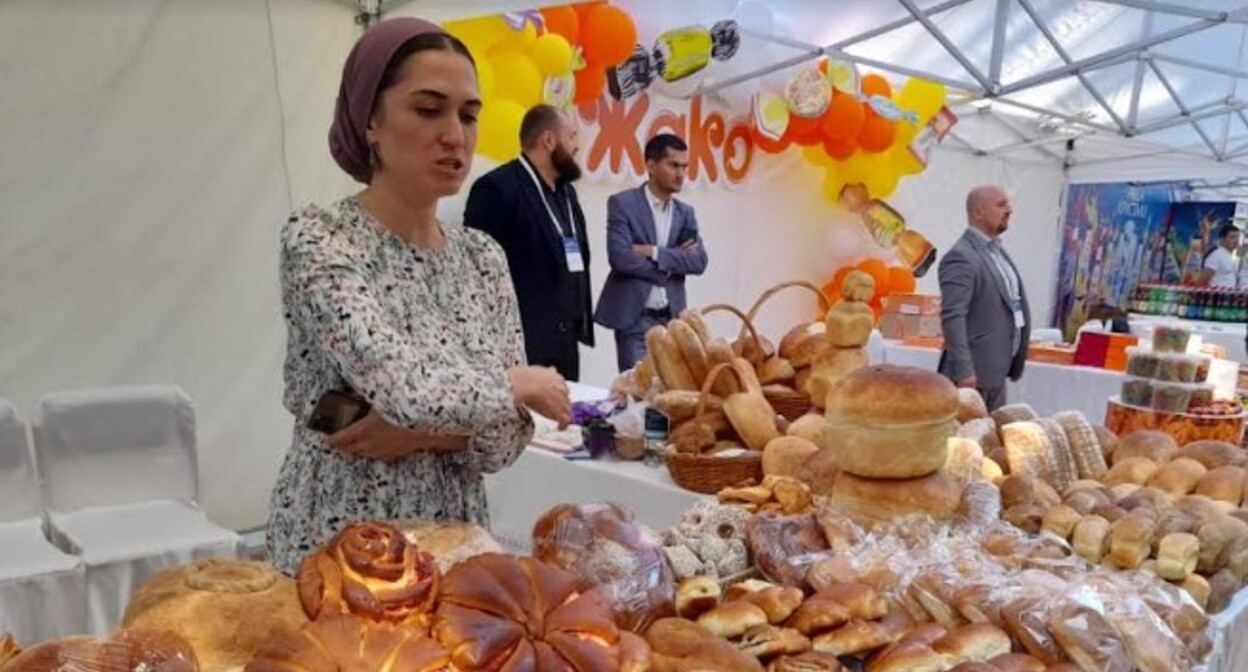 Выставка продуктов питания, организованная в Нальчике в рамках празднования 100-летия Кабардино-Балкарии. Фото Людмилы Маратовой для "Кавказского узла". Выставка продуктов питания, организованная в Нальчике в рамках празднования 100-летия Кабардино-Балкарии. Фото Людмилы Маратовой для "Кавказского узла".