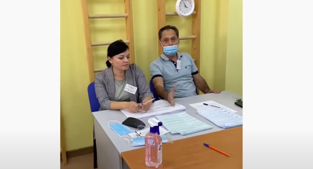 Сотрудница участковой комиссии в Геленджике, которая прятала заполненные бюллетени. Кадр видео
ВЫБОРЫ 2022
82 https://www.youtube.com/watch?v=ZdXYAJq0JOg Сотрудница участковой комиссии в Геленджике, которая прятала заполненные бюллетени. Кадр видео
ВЫБОРЫ 2022
82 https://www.youtube.com/watch?v=ZdXYAJq0JOg