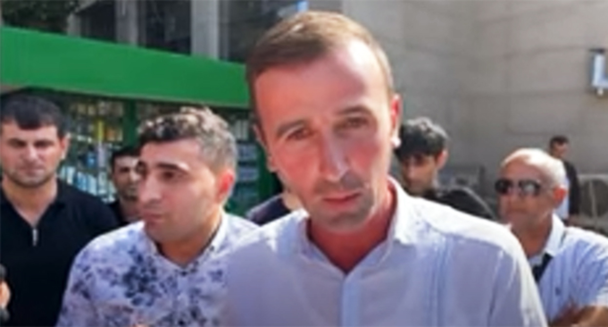 Участники осенней войны 2020 года в Нагорном Карабахе на акции протеста у здания Минобороны Азербайджана. 12 сентября 2022 г. Скриншот видео https://www.youtube.com/watch?v=IxO6sfN-wwM Участники осенней войны 2020 года в Нагорном Карабахе на акции протеста у здания Минобороны Азербайджана. 12 сентября 2022 г. Скриншот видео https://www.youtube.com/watch?v=IxO6sfN-wwM