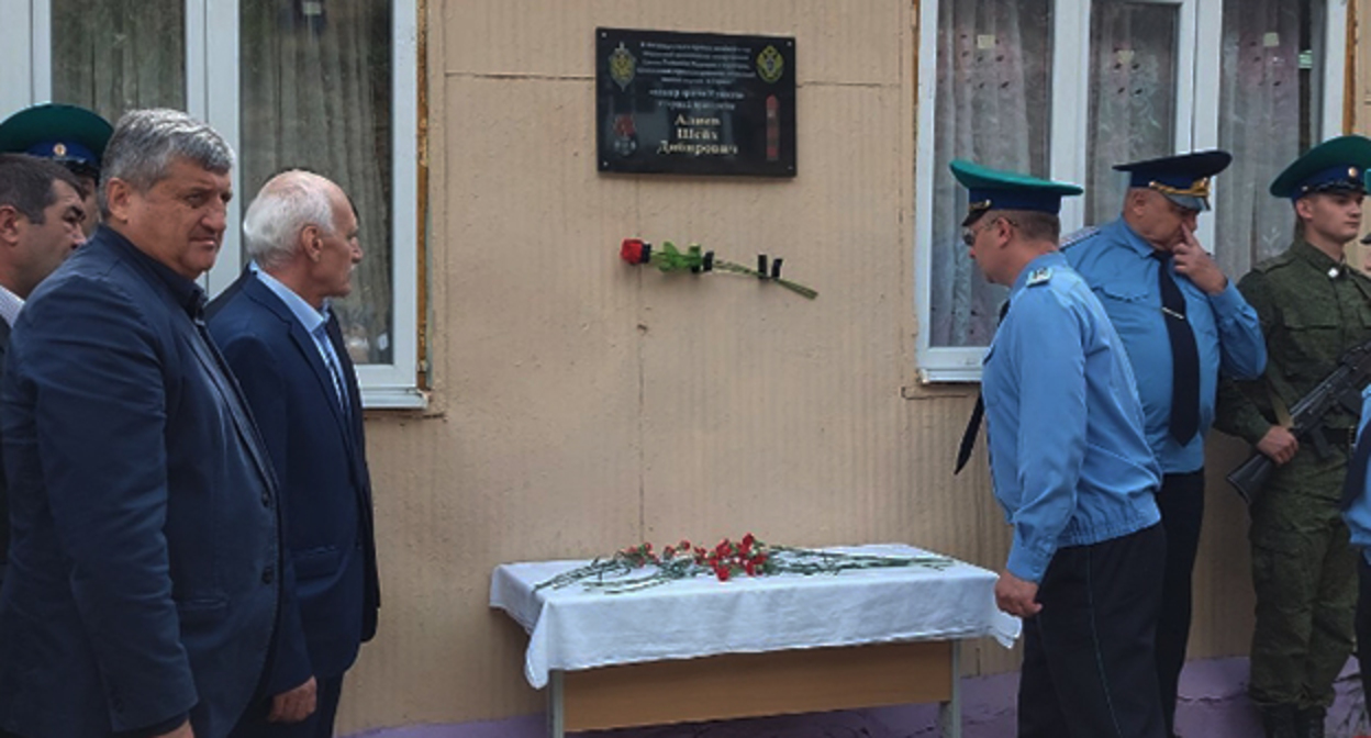 На здании школы села Тлядал Бежтинского участка установили мемориальную доску старшему прапорщику Шейху Алиеву, погибшему на Украине. Cкриншот видео https://t.me/glavabezhta/16/ На здании школы села Тлядал Бежтинского участка установили мемориальную доску старшему прапорщику Шейху Алиеву, погибшему на Украине. Cкриншот видео https://t.me/glavabezhta/16/