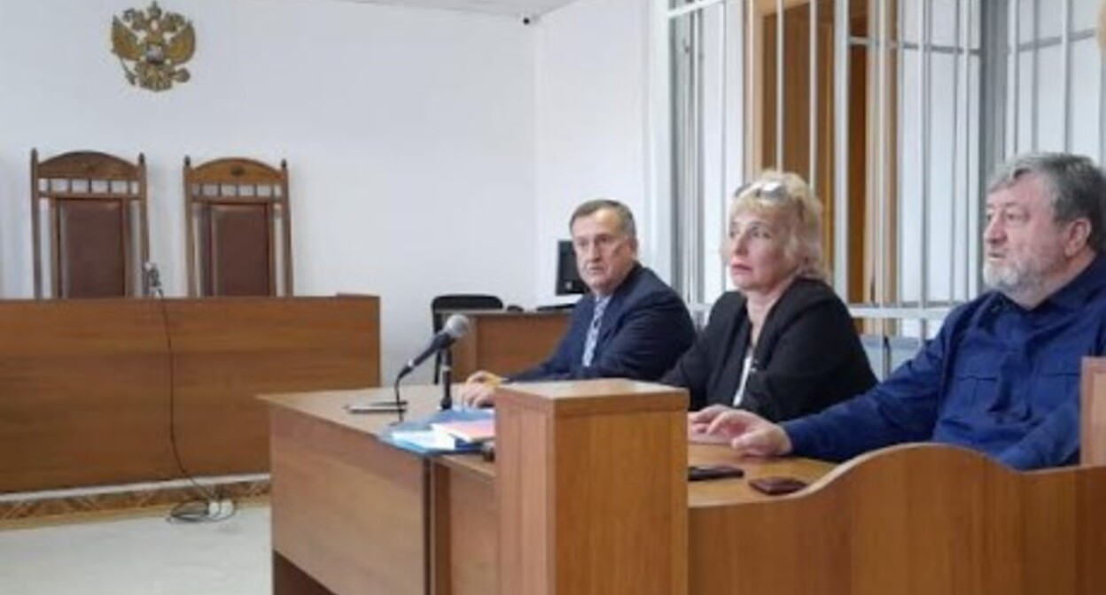 Валерий Карданов (слева) и его адвокаты в зале суда. Фото Людмилы Маратовой для "Кавказского узла". Валерий Карданов (слева) и его адвокаты в зале суда. Фото Людмилы Маратовой для "Кавказского узла".