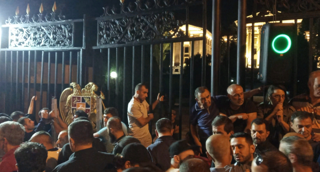 Акция протеста у здания парламента в Ереване. Фото Тиграна Петросяна для "Кавказского узла". Акция протеста у здания парламента в Ереване. Фото Тиграна Петросяна для "Кавказского узла".