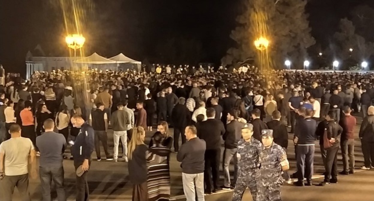 Акция протеста в Степанакерте, 14 сентября 2022 года. Фото Алвард Григорян для "Кавказского узла". Акция протеста в Степанакерте, 14 сентября 2022 года. Фото Алвард Григорян для "Кавказского узла".