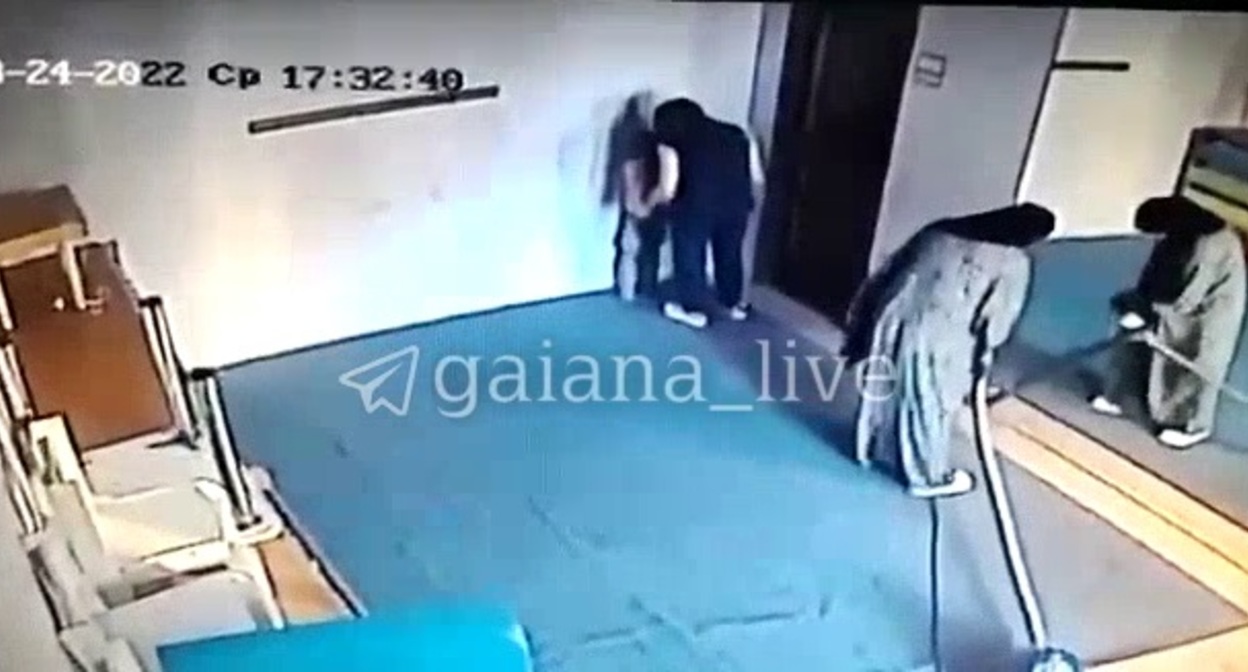Кадр видео из детского сада в Махачкале. Скришот с видео с телеграм-канала gaiana_live, https://t.me/gaiana_live/134 Кадр видео из детского сада в Махачкале. Скришот с видео с телеграм-канала gaiana_live, https://t.me/gaiana_live/134