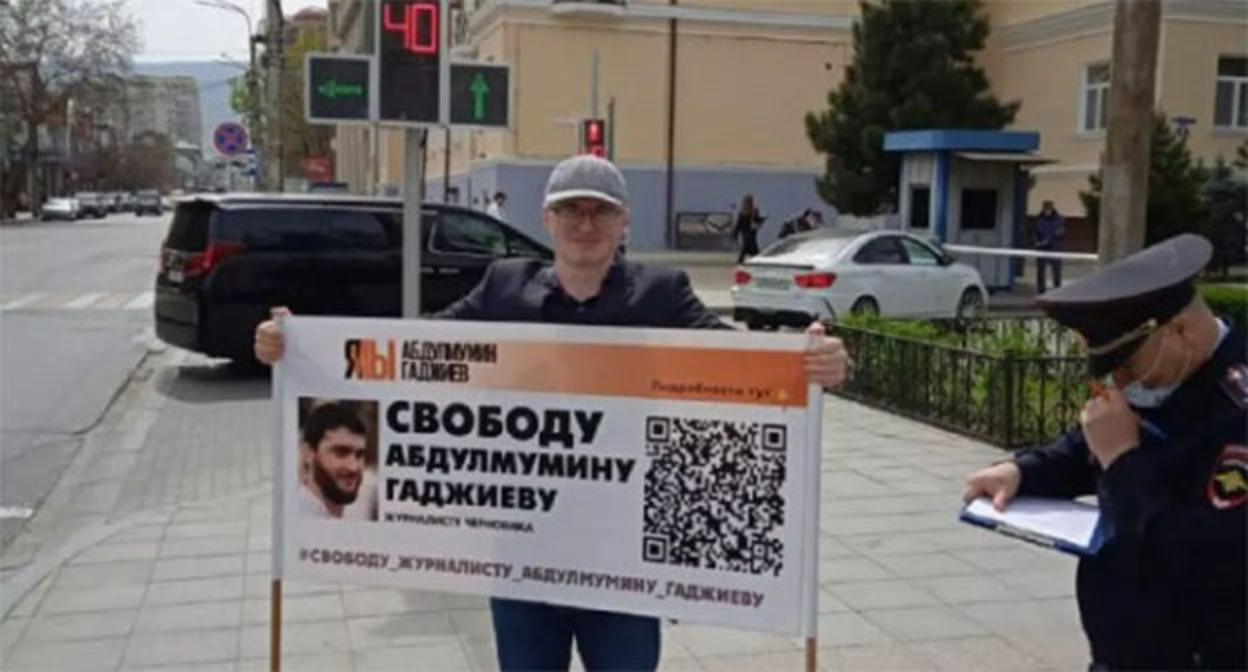 Магомед Магомедов в одиночном пикете в поддержку Гаджиева. Фото https://chernovik.net Магомед Магомедов в одиночном пикете в поддержку Гаджиева. Фото https://chernovik.net