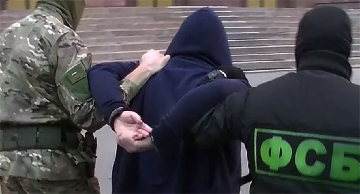 Cотрудники силовых структур во время задержания. Скриншот видео https://www.youtube.com/watch?v=5jZZv-CWh88&feature=emb_imp_woyt Cотрудники силовых структур во время задержания. Скриншот видео https://www.youtube.com/watch?v=5jZZv-CWh88&feature=emb_imp_woyt