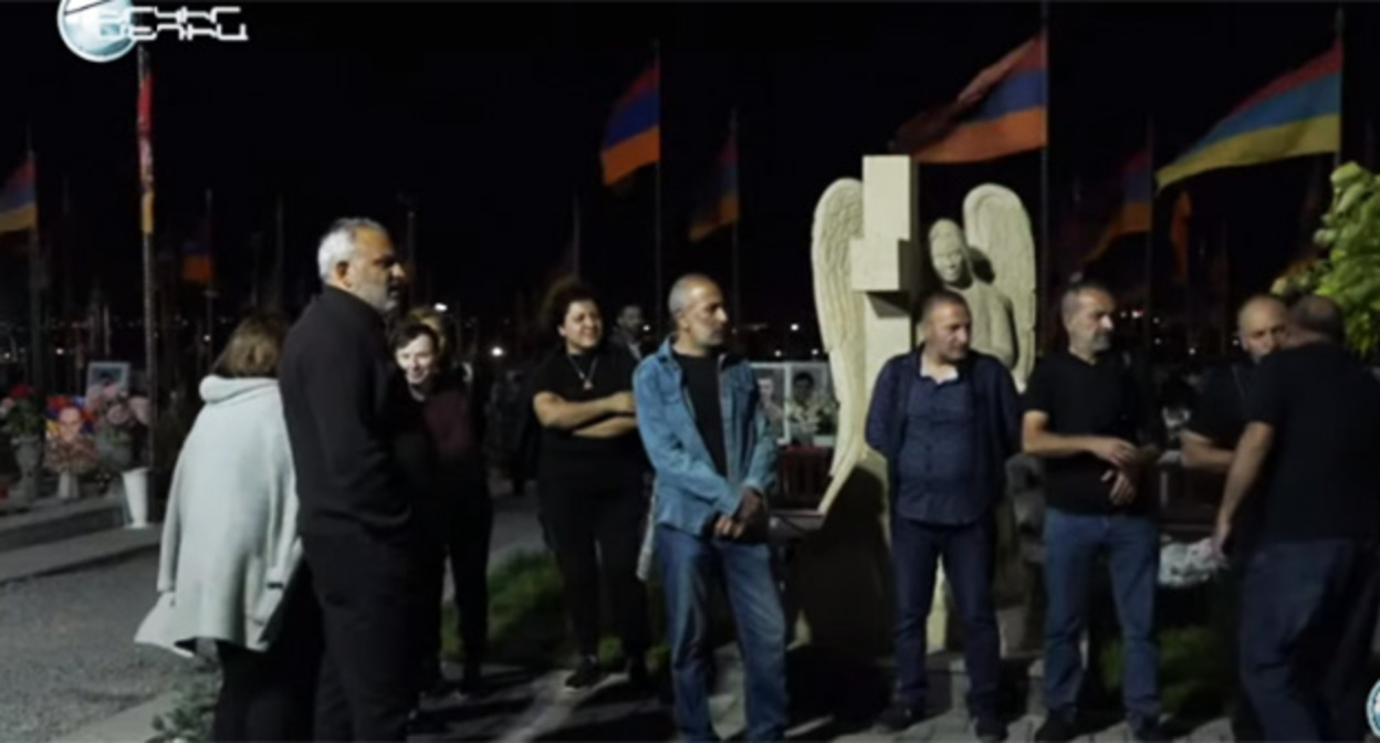 Родственники погибших солдат пришли в «Ераблур», чтобы не допустить визита Пашиняна. 21 сентября 2022 г. Скриншот видео https://www.youtube.com/watch?v=R-IgDLYXLZ8 Родственники погибших солдат пришли в «Ераблур», чтобы не допустить визита Пашиняна. 21 сентября 2022 г. Скриншот видео https://www.youtube.com/watch?v=R-IgDLYXLZ8