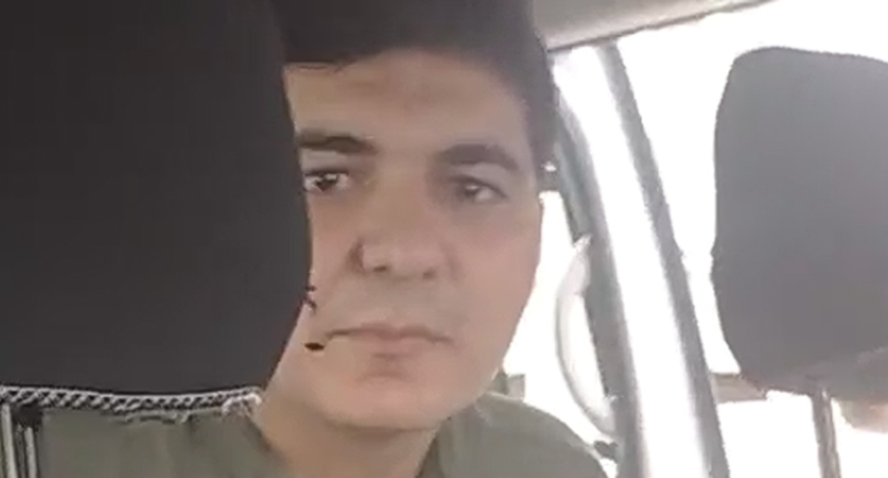 Ахмед Мамедли в полицейской машине у суда. Кадр видео Азиза Мамиева https://www.facebook.com/100061041637185/videos/605001824441575 Ахмед Мамедли в полицейской машине у суда. Кадр видео Азиза Мамиева https://www.facebook.com/100061041637185/videos/605001824441575